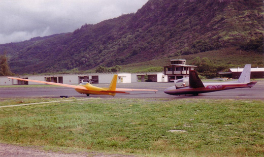 
Two Schweizer SGS 2-32s used for tourist flights, Dillingham Airfield Oahu, 1993